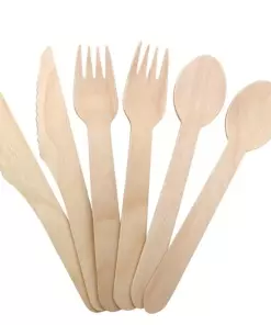 Bestikksett i tre inkluderer gafler/skjeer/kniver i stedet for plastbestikk